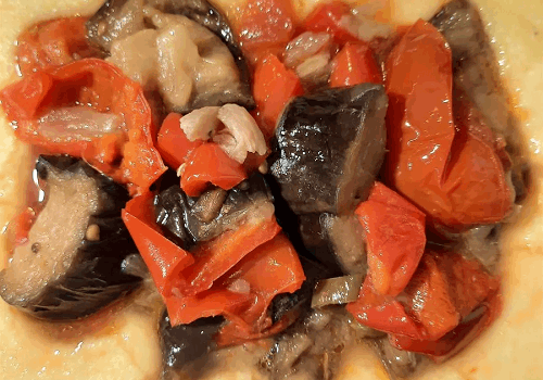 פולנטה וצמחוני -גיבץ' ירקות מבושלים ואפויים על מצע פולנטה או ניוקי רומנו 