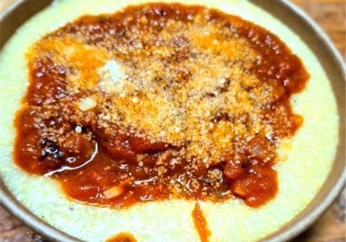 פולנטה ברוטב עגבניות ופרמזן פולנטה ברוטב עגבניות ופרמזן