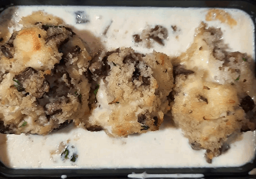 פולנטה וצמחוני -שלוש פטריות שמפיניון במילוי גבינות מוגש ברוטב שמנת מתוקה