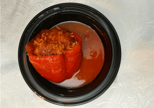מנות לבית - פלפל במילוי בשר בקר ואורז ברוטב עגבניותבתיבול שמיר ובזיל