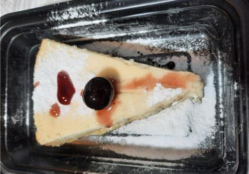 קינוחים- פרוסת עוגת גבינה אפויה קלאסית
