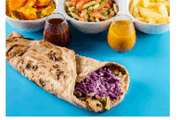 תוספות וסלטים בלאפה עם צ'יפס (צמחוני)