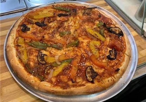 פיצה טבעונית עם ירקות מוקפצים 