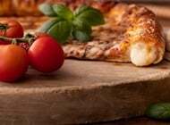 משפחתית צ'יזי פיצה פסטו 100% מוצרלה