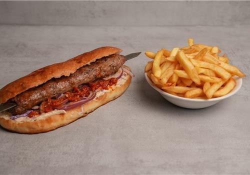 שיפוד  קבב בקר בג'בטה עם צ'יפס בצד