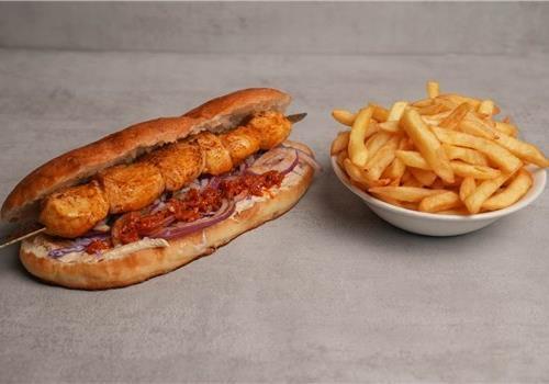 שיפוד  פילה עוף בג'בטה  עם צ'יפס בצד