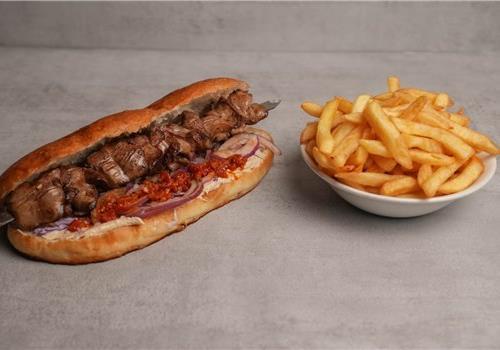 שיפוד כבד עוף בג'בטה עם צ'יפס בצד