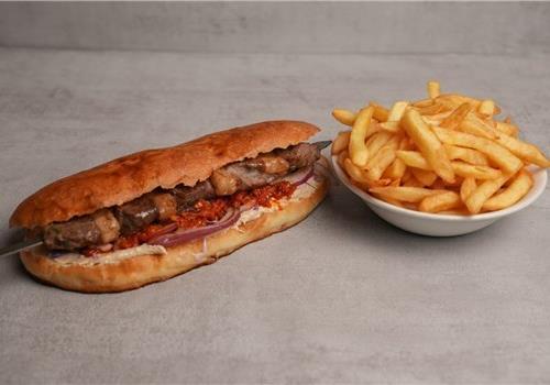 שיפוד  פילה בקר בג'בטה עם צ'יפס בצד