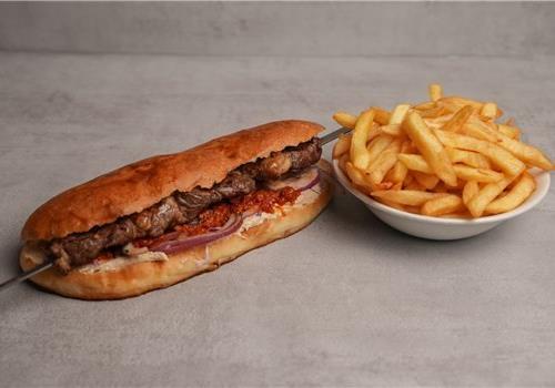 שיפוד  אנטריקוט בג'בטה עם צ'יפס בצד