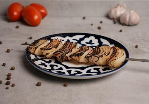 שיפוד בצל על האש