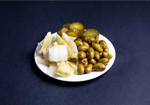 כרוב ומלפפון בכבישה ביתית