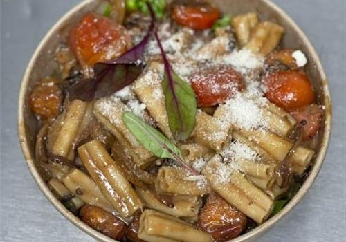 סלט פסטה חם