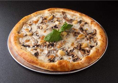 פיצה שמנת פטריות כמהין וקונפי שום / Pizza Tartufo