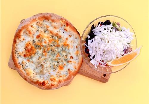 פיצה 4 גבינות אישית + סלט יווני אישי + פחית 