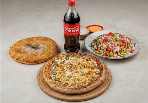 פיצה משפחתית L + סלט חלומי גדול | סלט יווני גדול + לחם שום ושתייה 1.5 ל'