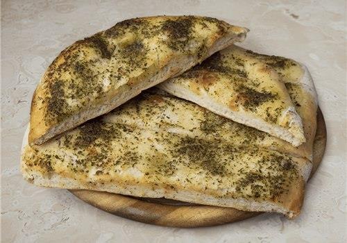 לחם שום/זעתר + רוטב