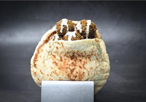 חצי מנה פלאפל בפיתה