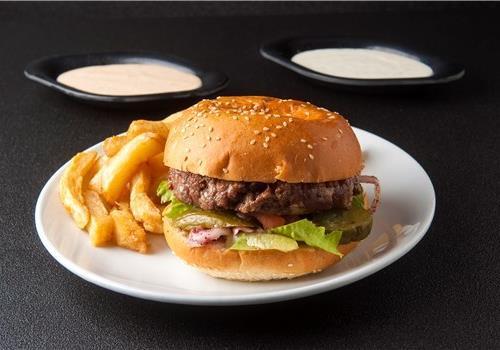 המבורגר 250 גרם + ביצה + צ'יפס