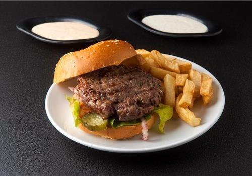 המבורגר 450 גרם + ביצה + צ'יפס