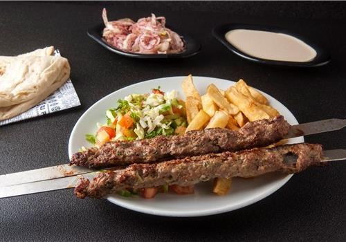 2 שיפודי קבב צנעני במגשית