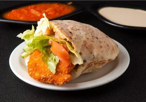 שניצל עוף בפיתה