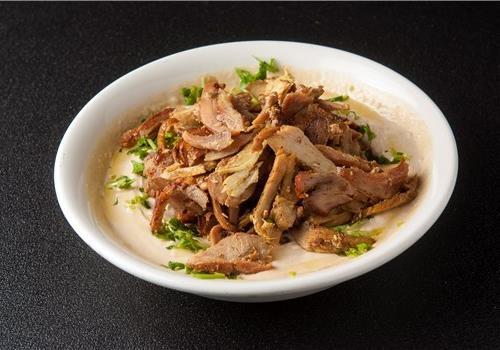 צלחת חומוס צנעני עם בשר