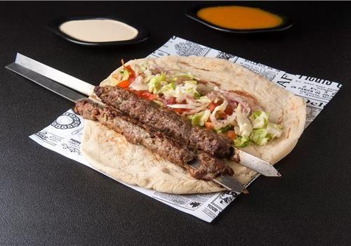 2 שיפודי קבב צנעני בלאפה