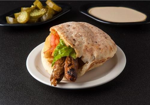 נקניקיות חריפות בפיתה