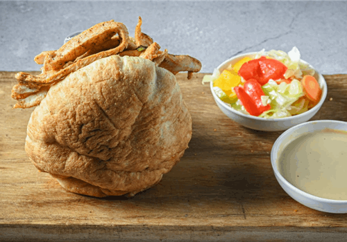 חזה עוף בפיתה