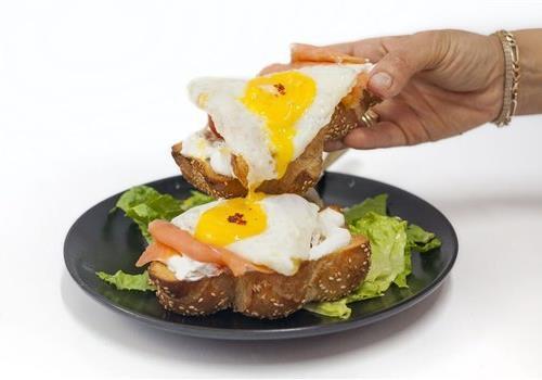 כריך סלמון מעושן כריך סלמון מעושן