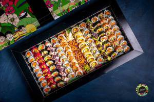 מגש אירוח 12 רולים מגש אירוח 12 רולים