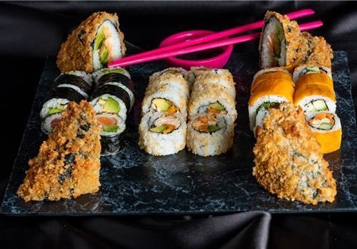 קומבינציה מיקס 24 יח' + 4 יח' סושי סנדוויץ