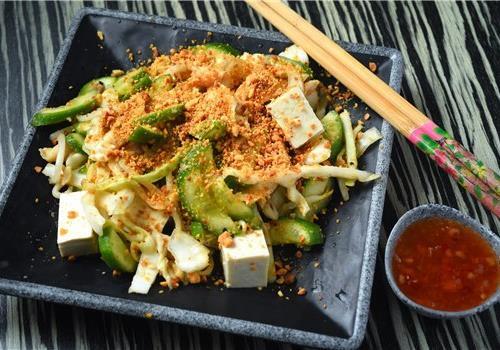 סלט מלפפון עם טופו