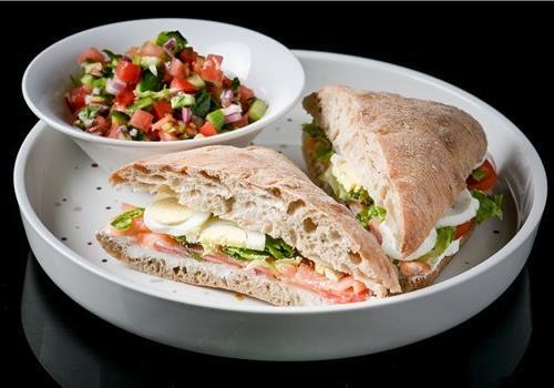 כריך סלמון מעושן