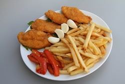 שניצל יווני בצלחת