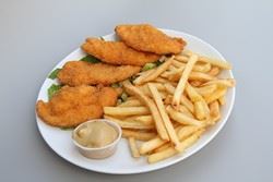 שניצל צרפתי בצלחת