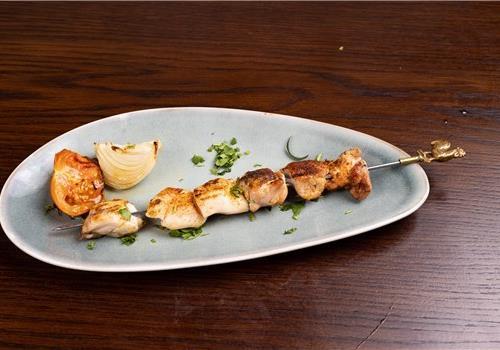 שיפוד פרגית במגשית שיפוד פרגית במגשית