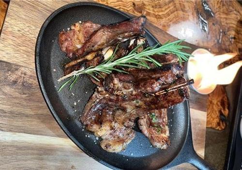 צלעות כבש  במגשית צלעות כבש  במגשית