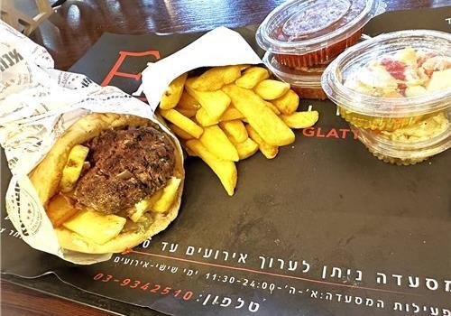 שיפוד קבב בפיתה שיפוד קבב בפיתה