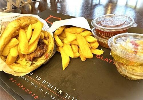 שיפוד כבד עוף בפיתה שיפוד כבד עוף בפיתה