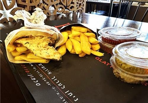 חזה עוף בפיתה חזה עוף בפיתה