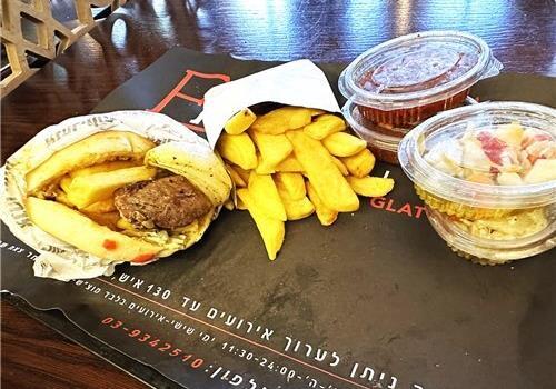 שיפוד כבש בפיתה שיפוד כבש בפיתה