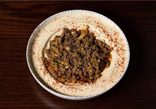 ספיישל חומוס עם בשר וצנוברים  ספיישל חומוס עם בשר וצנוברים