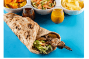 2 שיפודי כבד עוף בלאפה עם צ'יפס