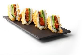 סנדוויץ' ספייסי סלמון ואבוקדו