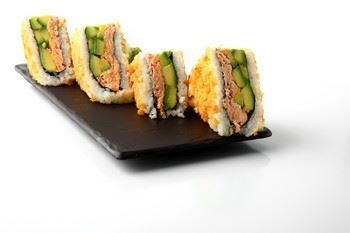 סנדוויץ' סלמון גריל ואבוקדו