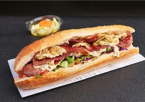 חביתת עם נקניק בבגט