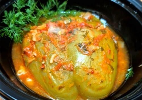 פלפל במילוי בשר ואורז ברוטב עגבניות