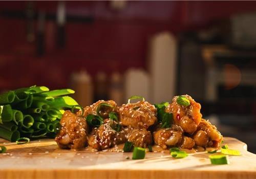 כנפיים ברוטב צ׳ילי מתוק וחמאת בוטנים