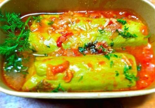 קישואים במילוי בשר ואורז ברוטב עגבניות בתוספת שמנת חמוצה 